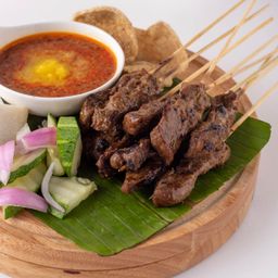 Beef satay with Thai peanut sauce สเต๊ะเนื้อย่าง