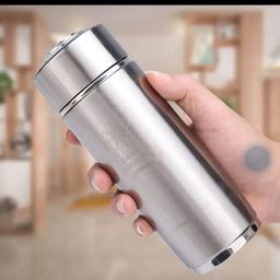 Le gobelet alcalin Longrich est assez spécial. Il transforme toute eau, acide ou neutre en une eau alcaline ionisée de pH 7,45 à 8 saine et potable.  Assure un approvisionnement en eau purifiée et un pH équilibré tout le temps grâce à l’élimination de l’excès Il élimine le chlore et les métaux nocifs Une enquête menée par l’OMS a révélé que près de 80% des maladies humaines sont dues à l’eau potable impure.  Boire de l’eau alcaline ionisée contribue au maintien de l’équilibre acide/basique dans notre corps. Le niveau d’alcalinité est en effet très important, car les recherches ont déjà prouvé que les bactéries et maladies ne peuvent pas survivre dans un état alcalin, mais qu’elles ont tendance à prospérer dans un environnement acide.