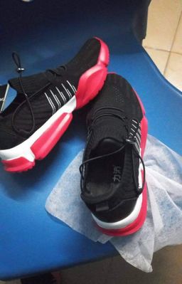 Chaussures énergétiques de longrich Elle stimule la circulation sanguine et tous les organes internes pour une guérison naturelle Balance et aligne l’angle de l’or Augmente la guérison naturelle, maintient l’équilibre du corps et brûle les graisses Vous ne pouvez jamais manquer d’énergie ou être fatigué. Vous pouvez même la porter au lit Elle a des aimants placés à des pointes réflexes correspondants sur vos pieds pour dynamiser votre santé n’importe où et n’importe quand La chaussure A-Plus de Longrich est destinée à: Personnes souffrantes de spondylose cervicale /lombaire Menstruation irrégulière Déséquilibre hormonal Problèmes ovariens Problèmes mammaires Maladies cardiaques Hémiplégie Paralysie Arthrose Rhumatisme Arthrite Problèmes majeurs de l’or et des articulations,  accident vasculaire cérébrale etc Augmente l’endurance, recharge, rédémarre et ravitalise Corrige les arcs de pieds, rectifie le squelette du corps Corrige la colone vertébrale Faite à base de nanomatériaux macro moléculaires d’acupuncture sur les pieds, elle stimule en permanence les points d’acupuncture.