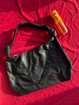 Porté épaule noir noeud 