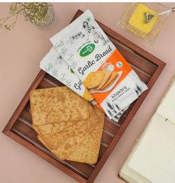 Shanta G Wheat Crisps Garlic Bread Khakhra 35 gm Pouch