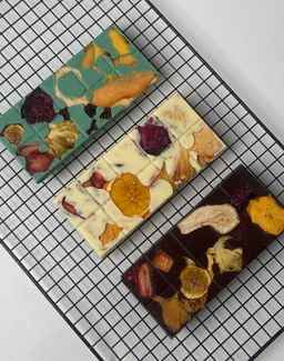 Chocolate with Dehydrated Fruits