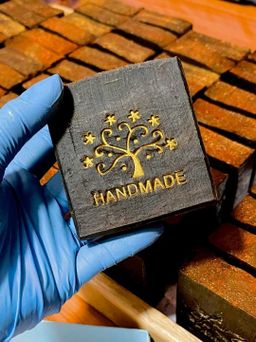 မြကြည်သာ_နံ့သာရဲရဲနီ မျက်နှာသစ်ဆပ်ပြာ