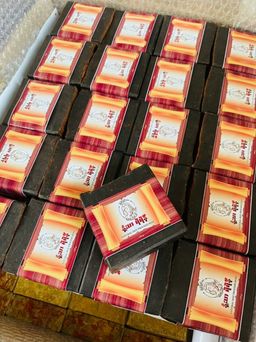 မြကြည်သာ_နံ့သာရဲရဲနီ မျက်နှာသစ်ဆပ်ပြာ