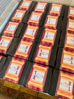 မြကြည်သာ_နံ့သာရဲရဲနီ မျက်နှာသစ်ဆပ်ပြာ