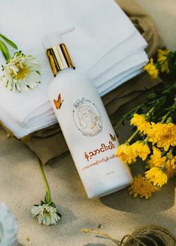 မြကြည်သာ_နံ့သာငါးပါး ခေါင်းလျှော်ရည်