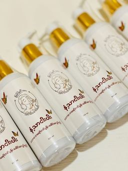 မြကြည်သာ_နံ့သာငါးပါး ခေါင်းလျှော်ရည်