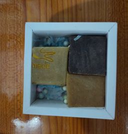 မြကြည်သာ_Sandalwood မျက်နှာသစ်ဆပ်ပြာ Collection 