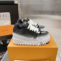 LV sneaker