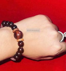 Shwe Sandalwood_အိန္ဒိယနံ့သာနီ (၉) လုံး ပုတီး လက်ပတ်