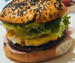 Hamburguesa  hawaiana con papas