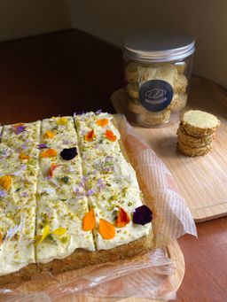 Pistachio Cake + Sable