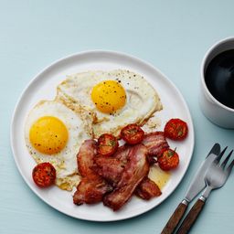 HUEVOS CON TOCINO
