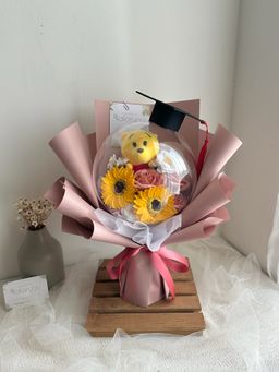 Graduation Winnie Acrylic Ball Bouquet 