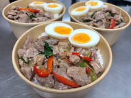 Porc sauté oignons & riz & oeuf