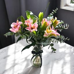 LILIES VASE ARRANGEMENT