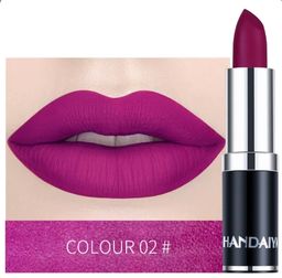 أحمر شفاه فاخر بلمسة مخملية وثبات عالي ضد الماء