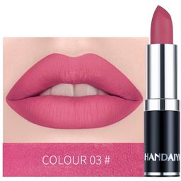 أحمر شفاه فاخر بلمسة مخملية وثبات عالي ضد الماء