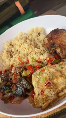 Le plat Alouka (Gesier+Omelette+aileron et Atieke) - FLORA FOOD