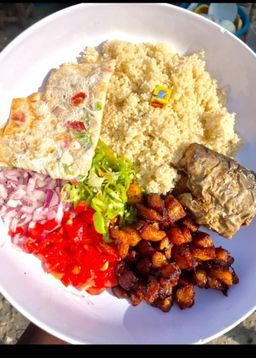 Garba + aloco + omelette et poisson - FLORA FOOD