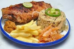 Riz frite avec aileron