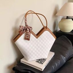 V-shaped tote bag