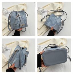 Bucket-shaped jeans print shoulder bag.