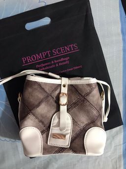 Bucket-shaped jeans print shoulder bag.