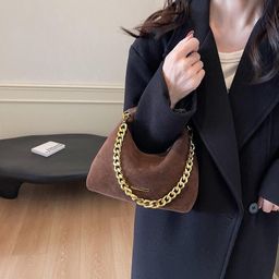 Velvet material shoulder bag.