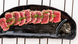 Tataki de atún (Tuna tataki)