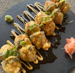 Salmón Fly Bites: Rollo Tempura  (Salmon Fly Bites: Tempura Roll)
