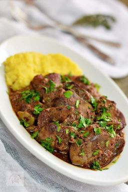 Ficăţei de pui la tavă cu cartofi piure și salată murături