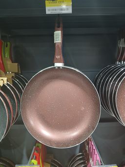 Poêle Antiadhésive HotChef – Manche Rouge Ergonomique