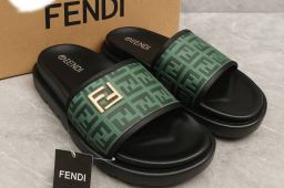 Sandales Hommes Excellente Qualité. Pointure 40 à 45. Prix 22 000  FCFA  Bénéfice 2000 FCFA/Sandale vendu. Offre valable 30 jours renouvelable.