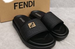 Sandales Hommes Excellente Qualité. Pointure 40 à 45. Prix 22 000  FCFA  Bénéfice 2000 FCFA/Sandale vendu. Offre valable 30 jours renouvelable.