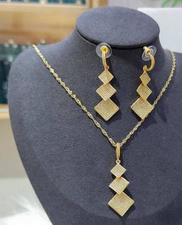 Bijoux, Or Plaqué & Zirconium. Prix de vente: 25 000 FCFA  Bénéfice: 2000 FCFA/Bijoux Vendu.  Offre valable 30 jours renouvelable.