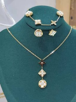 Bijoux, Or Plaqué . Prix de vente: 40 000 FCFA  Bénéfice: 2000 FCFA/Bijoux Vendu.  Offre valable 30 jours renouvelable.