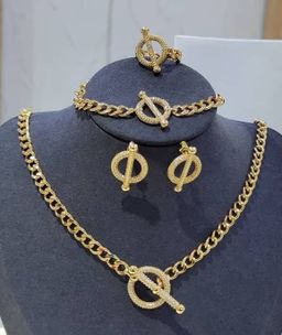 Bijoux, Or Plaqué & Zirconium . Prix de vente: 35 000 FCFA  Bénéfice: 2000 FCFA/Bijoux Vendu.  Offre valable 30 jours renouvelable.