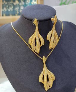 Bijoux, Or Plaqué & Zirconium . Prix de vente: 25 000 FCFA  Bénéfice: 2000 FCFA/Bijoux Vendu.  Offre valable 30 jours renouvelable.