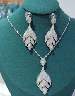 Bijoux, Or Plaqué . Prix de vente30 000 FCFA  Bénéfice: 2000 FCFA/Bijoux Vendu.  Offre valable 30 jours renouvelable.