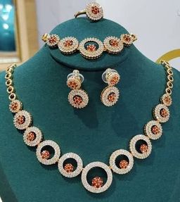 Bijoux, Zirconium Blanc & Rouge . Prix de vente: 25 000 FCFA  Bénéfice: 2000 FCFA/Bijoux Vendu.  Offre valable 30 jours renouvelable.