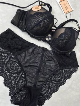 Lingerie Dame Excellente Qualité - Original Importé. Prix de vente: 13000 FCFA  Bénéfice 2000/Article vendu. Offre valable 30 jours renouvelable.