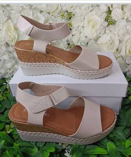 Chaussures Enfants Excellente Qualité. Pointure 30 à 35. Prix de vente: 15 000 FCFA  Bénéfice: 2000 FCFA.  Offre valable 30 jours renouvelable.