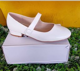 Chaussures Enfants Excellente Qualité. Pointure 30 à 35. Prix de vente: 15 000 FCFA  Bénéfice: 2000 FCFA.  Offre valable 30 jours renouvelable.