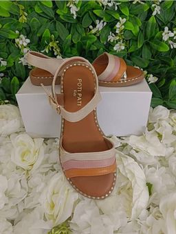 Chaussures Enfants Excellente Qualité. Pointure 30 à 35. Prix de vente: 15 000 FCFA  Bénéfice: 2000 FCFA.  Offre valable 30 jours renouvelable.