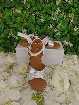 Chaussures Enfants Excellente Qualité. Pointure 30 à 35. Prix de vente: 15 000 FCFA  Bénéfice: 2000 FCFA.  Offre valable 30 jours renouvelable.