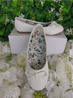 Chaussures Enfants Excellente Qualité. Pointure 30 à 35. Prix de vente: 15 000 FCFA  Bénéfice: 2000 FCFA.  Offre valable 30 jours renouvelable.