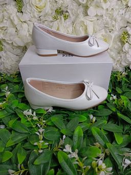 Chaussures Enfants Excellente Qualité. Pointure 30 à 35. Prix de vente: 15 000 FCFA  Bénéfice: 2000 FCFA.  Offre valable 30 jours renouvelable.