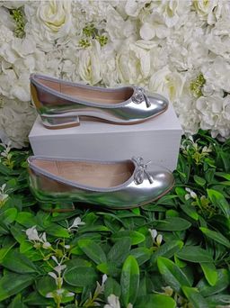 Chaussures Enfants Excellente Qualité. Pointure 30 à 35. Prix de vente: 15 000 FCFA  Bénéfice: 2000 FCFA.  Offre valable 30 jours renouvelable.