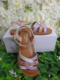 Chaussures Enfants Excellente Qualité. Pointure 30 à 35. Prix de vente: 15 000 FCFA  Bénéfice: 2000 FCFA.  Offre valable 30 jours renouvelable.